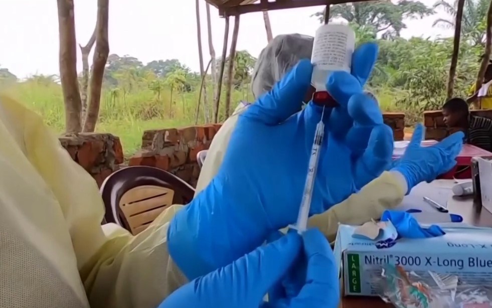 Funcionário da saúde manipula vacina contra Ebola no Congo