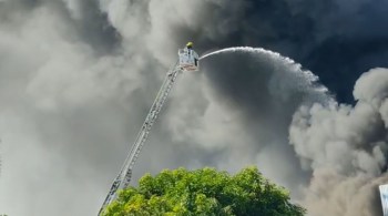 Pelo menos 11 viaturas foram deslocadas para combater as chamas