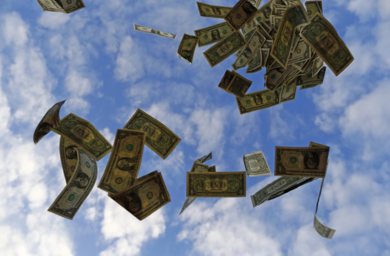 Moeda americana fechou abaixo dos R$ 5 pela primeira vez em duas semanas (16.nov.2014)