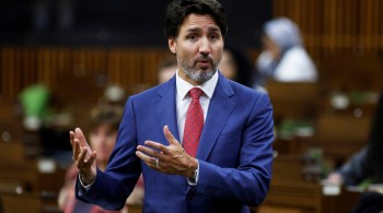 O primeiro-ministro Justin Trudeau destacou a necessidade de manter os protocolos de saúde pública ao anunciar que as vacinas chegariam ao país