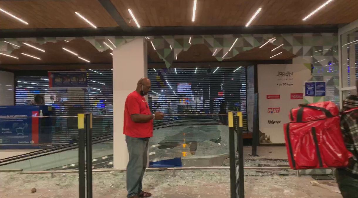 Fachada destruída de supermercado Carrefour em São Paulo (20.nov.2020)