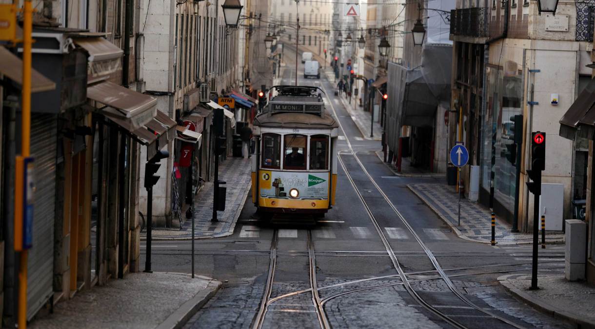 Bonde em rua de Lisboa durante pandemia de Covid-19 em Portugal
