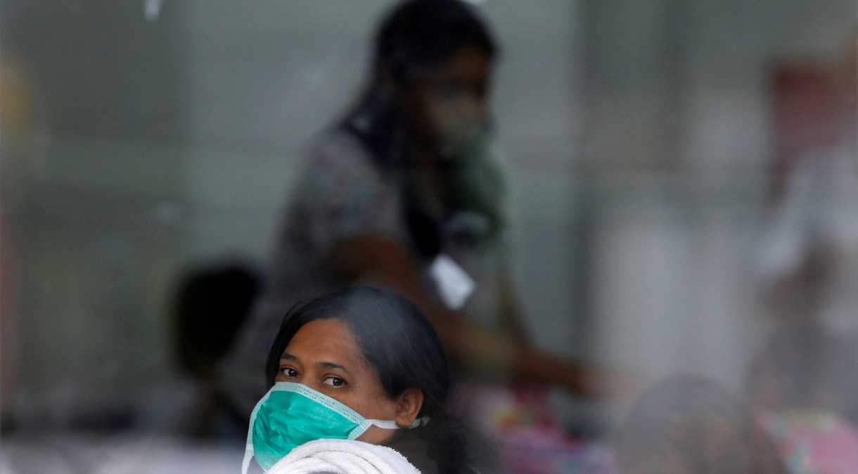 Pessoas utilizam máscaras de proteção contra o coronavírus em hospital