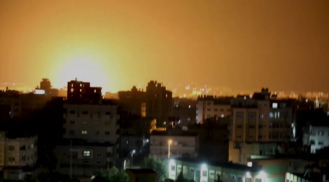 Explosão causada por ataque aéreo israelense na Faixa de Gaza