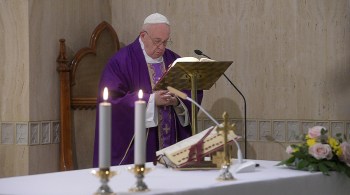 Pontífice realizará uma oração transmitida ao vivo nos canais oficiais do Vaticano para pedir o fim da pandemia de coronavírus