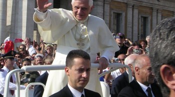 Segundo a imprensa oficial do Vaticano, ele morreu após um longo período internado para tratar uma doença não revelada