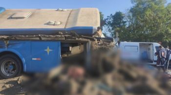 Dezenas de pessoas morreram na colisão entre um ônibus e um caminhão na Rodovia Alfredo de Oliveira Carvalho