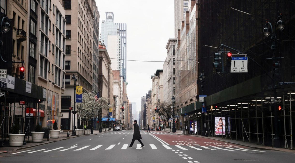 Homem atravessa 5ª Avenida, uma das mais movimentadas de Nova York, completamente vazia (25.mar.2020)