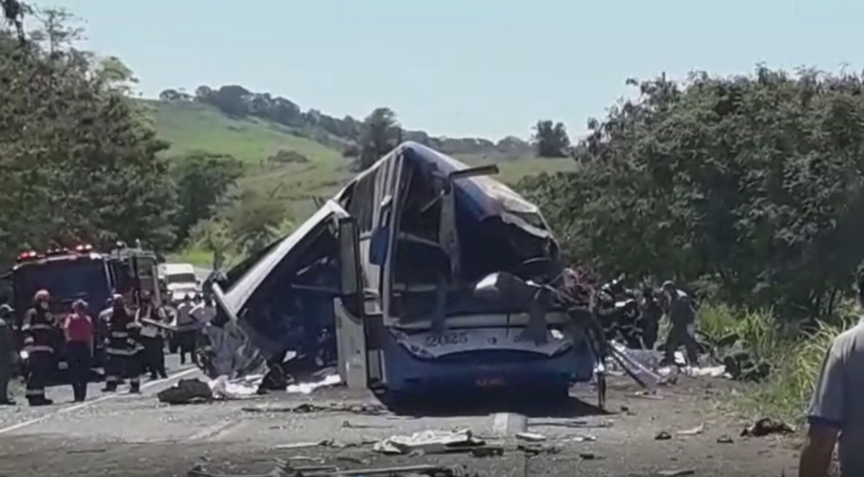 <strong>Frente de ônibus ficou destruída após acidente no interior de São Paulo</strong>