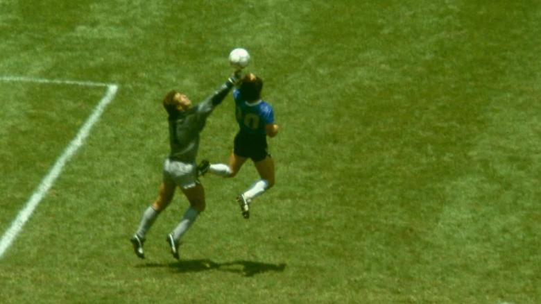 "Mão de Deus": Gol de mão de Maradona em Peter Shilton, que ajudou a eliminar a Inglaterra na Copa do Mundo do México, em 1986
