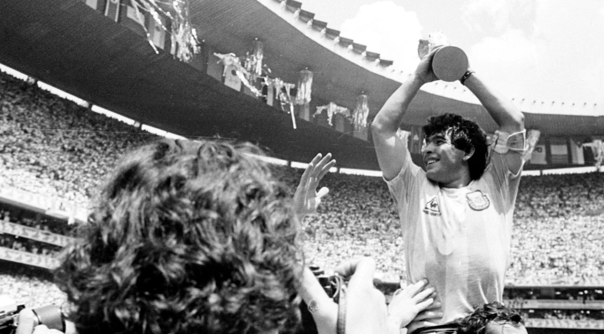 Diego Maradona é carregado nos braços pela torcida após vitória da Argentina na Copa de 1986