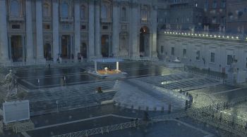 Bênção especial do 'Urbi et Orbi' foi feita no patamar da Basílica de São Pedro, com a praça em frente a ela fechada, em meio à pandemia de coronavírus 