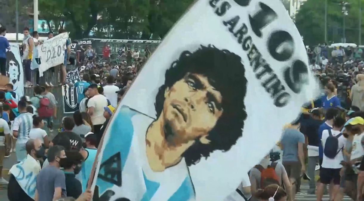 Multidão se reúne em Buenos Aires para homenagear Diego Maradona (25.nov.2020)