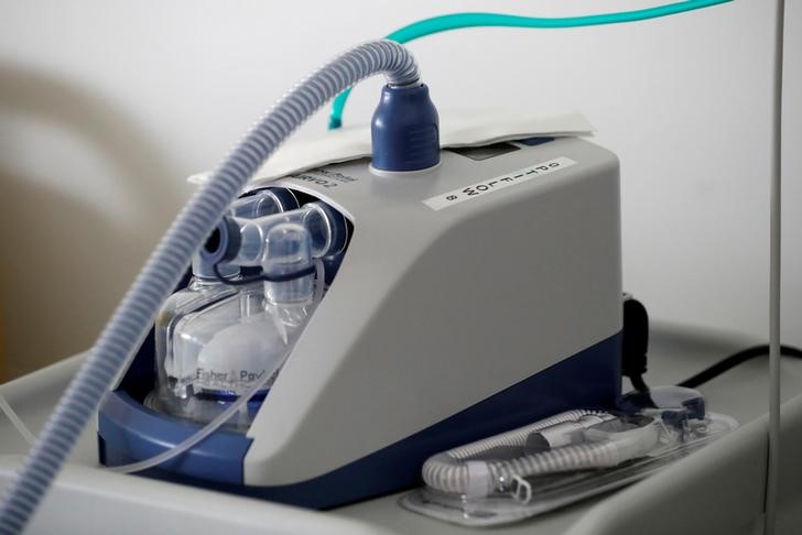 Modelo de respirador usado em pacientes de Covid-19 em hospital na França (20.mar.2020)