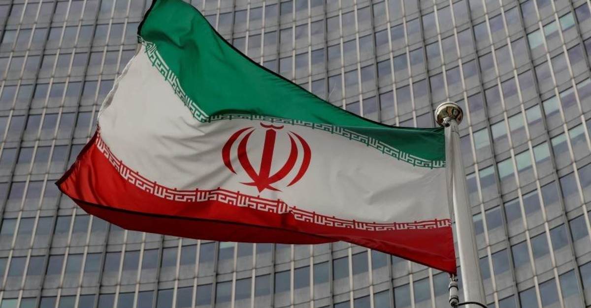Bandeira do Irã hasteada em Teerã