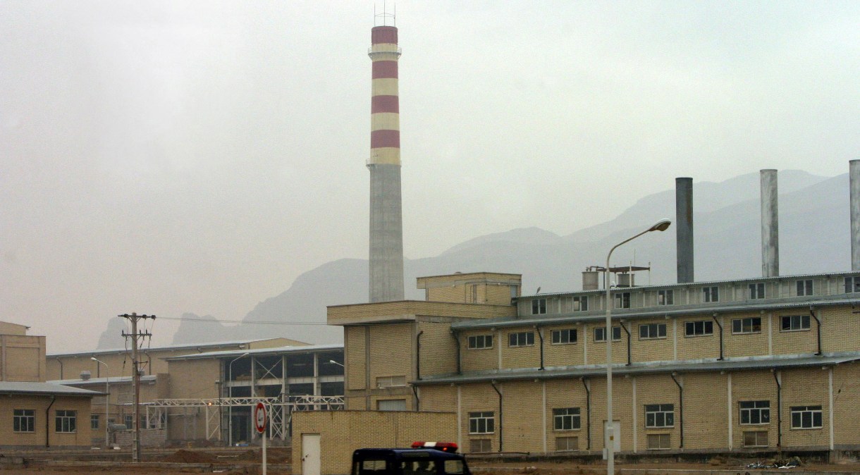Carro de segurança passa em frente a unidade nuclear de Natanz, a 300 km ao sul de Teerã