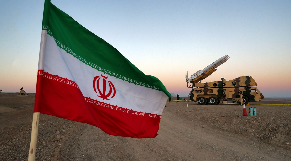 Bandeira do Irã hasteada próximo a esforços militares