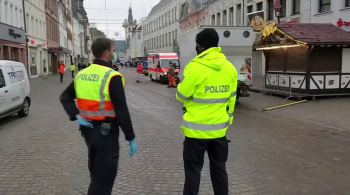 De acordo com a polícia, veículo invadiu área reservada para pedestres na cidade de Trier; autoridades prenderam um homem de 51 anos