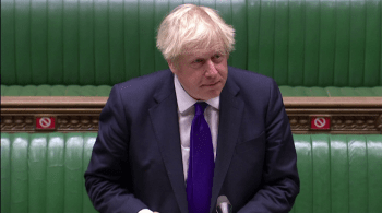 Boris Johnson afirma ao Parlamento 'recomendar fortemente' que as pessoas se imunizem, mas que não faz parte da cultura britânica tornar a vacinação obrigatória