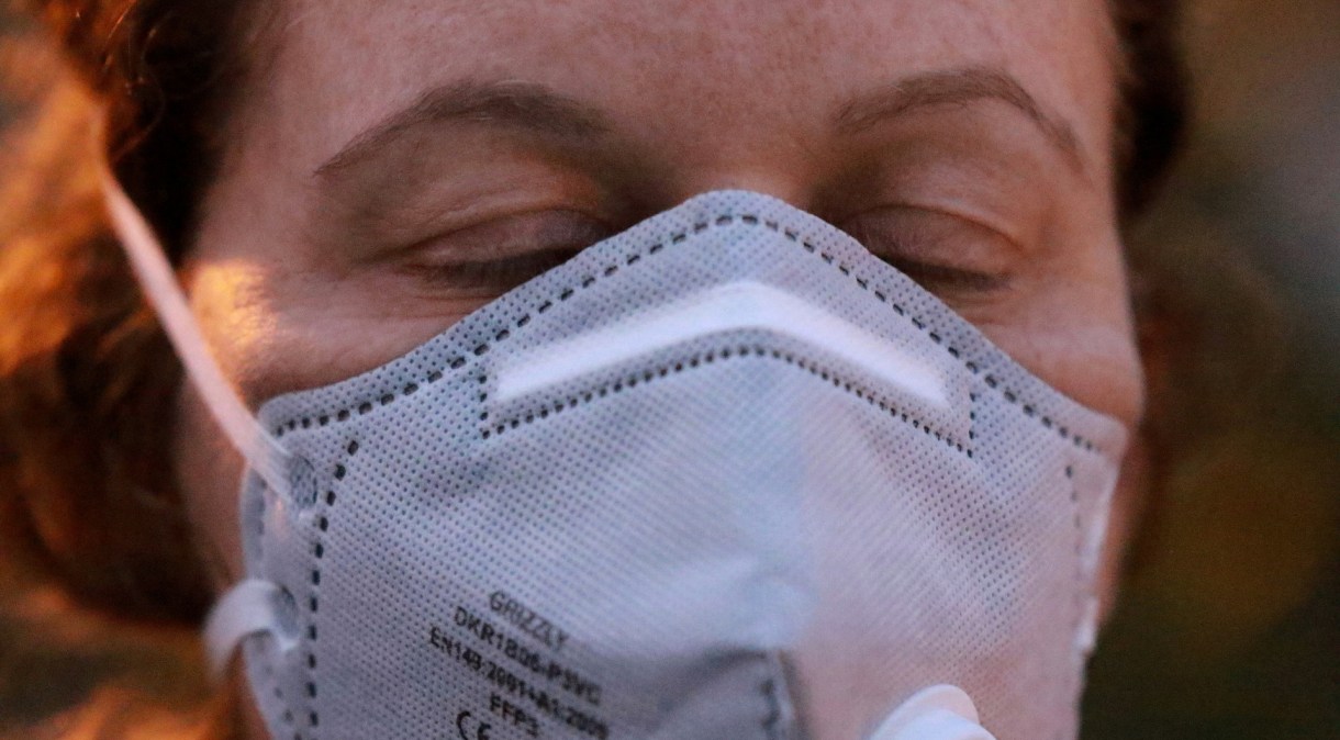 Máscara de proteção com válvula serão proibidas a bordo de voos da Latam