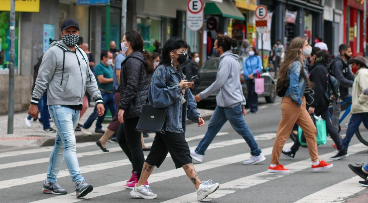 Pessoas caminham de máscara em Curitiba em meio à pandemia de Covid-19: casos ultrapassaram os 43.000 no balanço de sábado