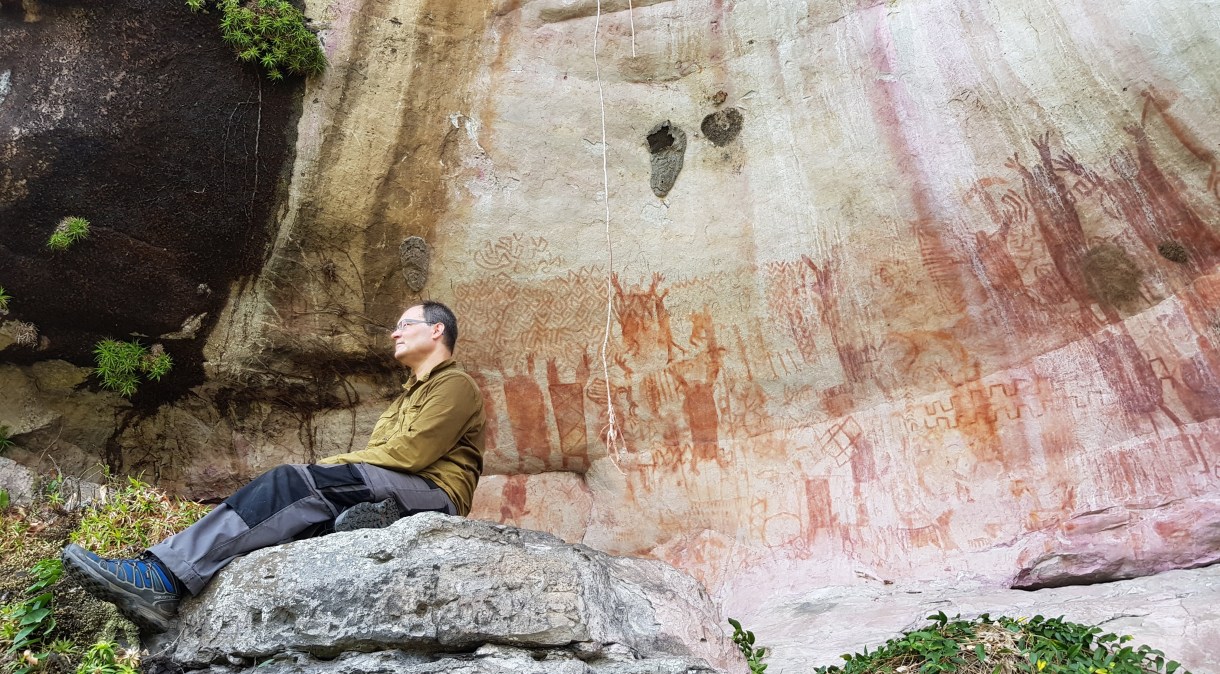 José Iriarte, professor de Arqueologia em Exeter, em uma parede com arte rupestre na floresta amazônica