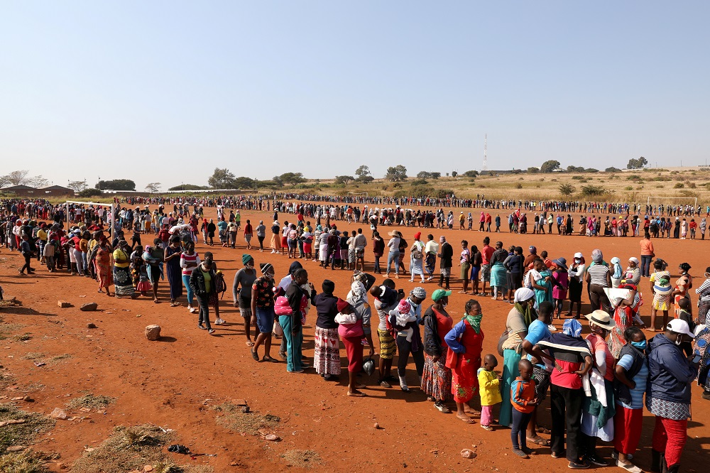 Pessoas fazem fila para receber alimento em meio à pandemia de Covid-19 em Laudium, no subúrbio de Pretoria, na África do Sul