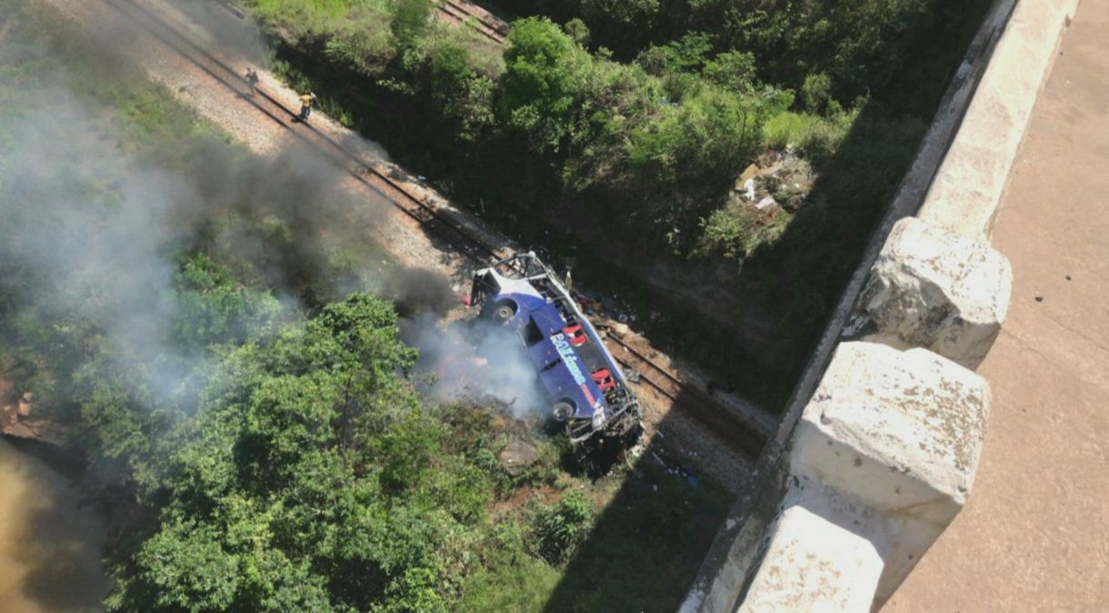 Ônibus cai de ponte em Minas Gerais