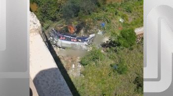 Ônibus de turismo caiu de uma ponte em Minas Gerais, próximo à cidade de João Monlevade (110 km de Belo Horizonte) na tarde desta sexta (4)