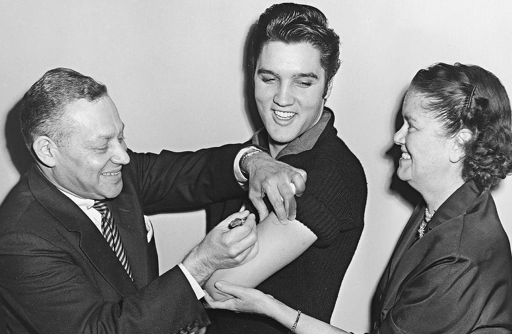 Elvis Presley se vacinando