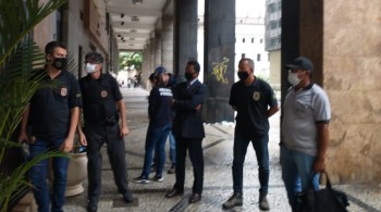 Polícia Federal cumpre mandados de busca e apreensão na manhã desta segunda-feira (7) em endereços ligados ao político