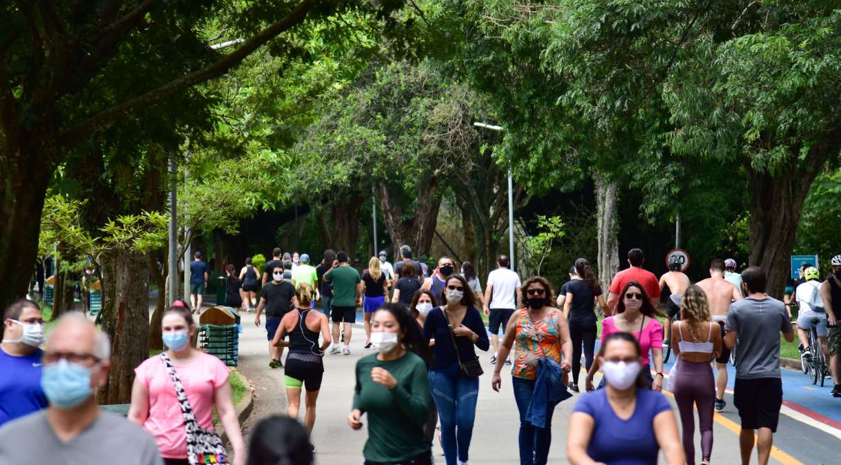 Paulistanos usam máscara no parque Ibirapuera