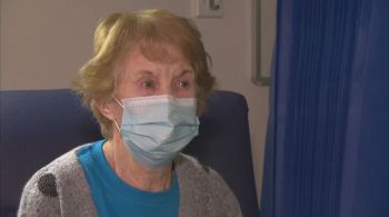 Margaret Keenan, de 90 anos, foi a primeira britânica a ser vacinada no país, que iniciou imunização nesta terça-feira (8)