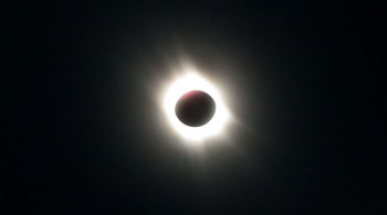 Saiba como acompanhar o eclipse solar visível em boa parte do Brasil e outros fenômenos esperados de dezembro