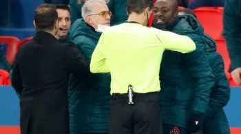 Integrante do time turco acusa uma injúria racial por parte do quarto árbitro; Neymar está entre os atletas que deixaram o campo