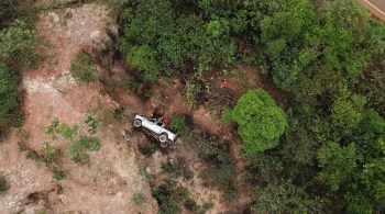 Os militares conseguiram avistar a vítima após o apoio de uma empresa especializada em drones. Após sobrevoo na área