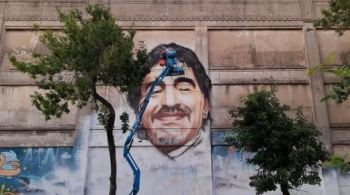Artista Alfredo Segatori começou a pintar mural no dia da morte de Maradona e segue no processo para finalizar a obra, no bairro de La Boca