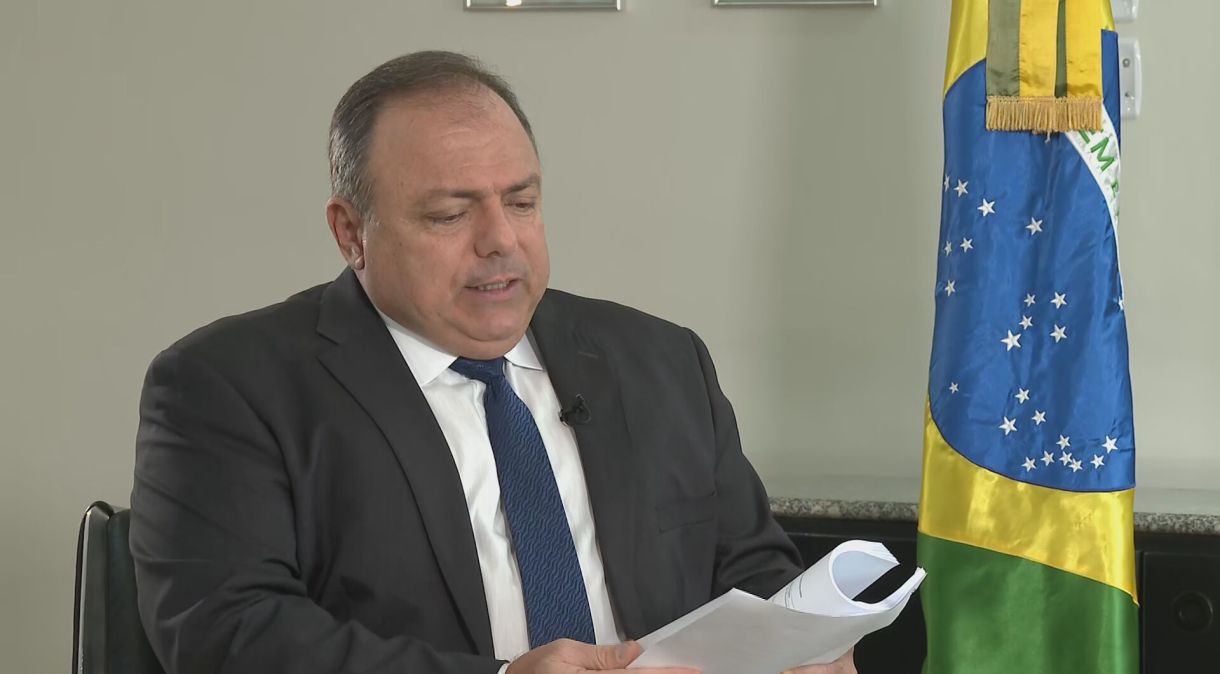 Ministro Eduardo Pazuello com o plano nacional de imunização em mãos