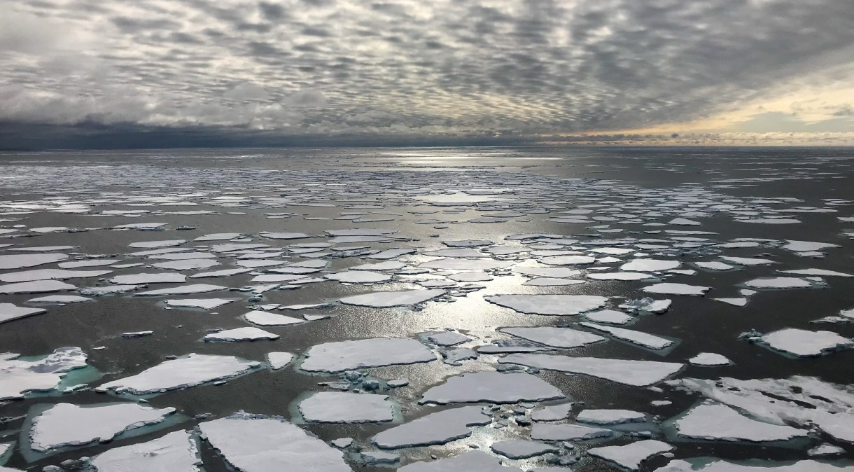 Blocos de gelo no Estreito de Fram, entre a Groenlândia e Svalbard, a principal porta pela qual o gelo marinho deixa o Oceano Ártico. O gelo marinho no Ártico está diminuindo drasticamente à medida que a região esquenta.