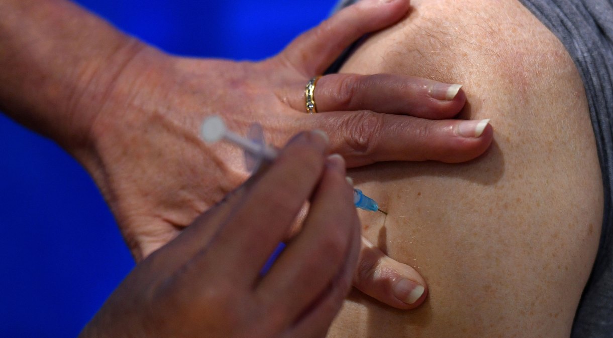 Enfermeira aplica vacina em britânico em Cardiff