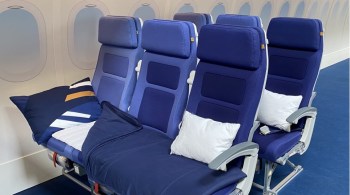 Por US$ 180 (cerca de R$ 915), os passageiros podem ter acesso ao conjunto de poltronas, além de um kit com travesseiro, colchão e coberta