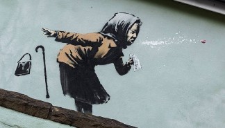 Banksy confirma que novo mural de mulher espirrando é obra dele