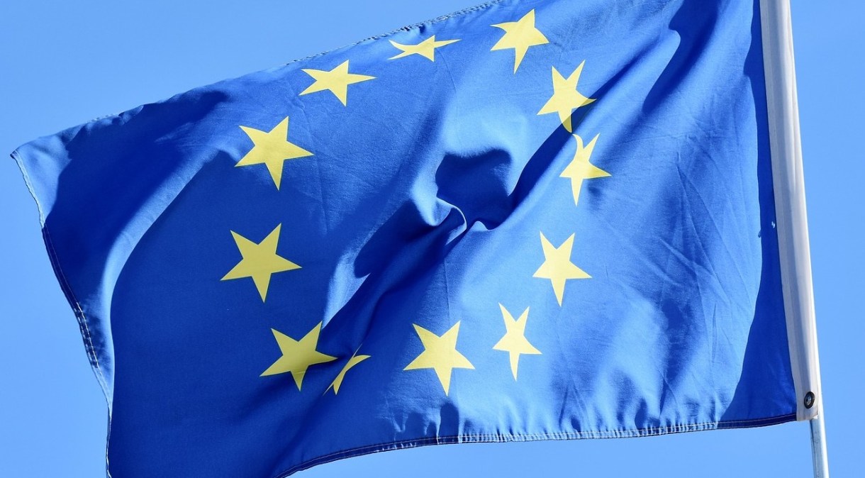 Bandeira da União Europeia foi retirada do Arco do Triunfo, em Paris