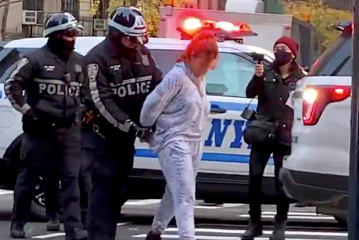 Mulher é levada sob custódia pela polícia após atropelar manifestantes do Black Lives Matter
