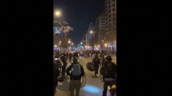 Horas antes, a cidade foi palco do protesto Stop the Steal (Parem de Roubar), promovido por pessoas que alegam, sem evidências, que as eleições foram roubadas