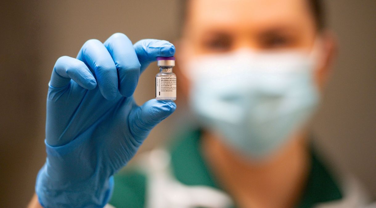 Enfermeira segura frasco com vacina Pfizer/BioNTech contra Covid-19 na Universidade de Coventry, no Reino Unido