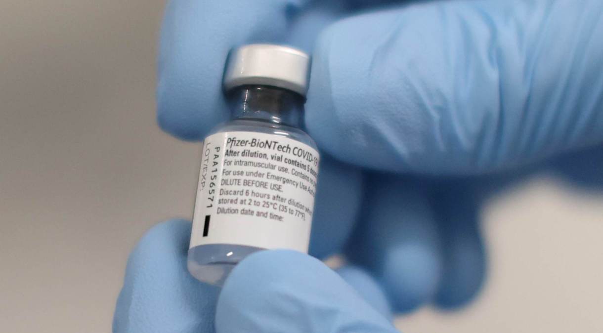 Frasco com vacina contra Covid-19 da Pfizer/BioNTech em hospital da Irlanda