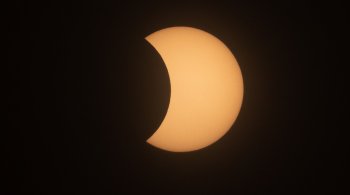 Eclipse solar ocorre quando o sol, a lua e a Terra estão alinhados, com a lua em fase de lua nova