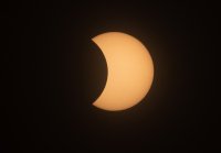 Último eclipse solar do ano é visto nesta terça-feira (25)