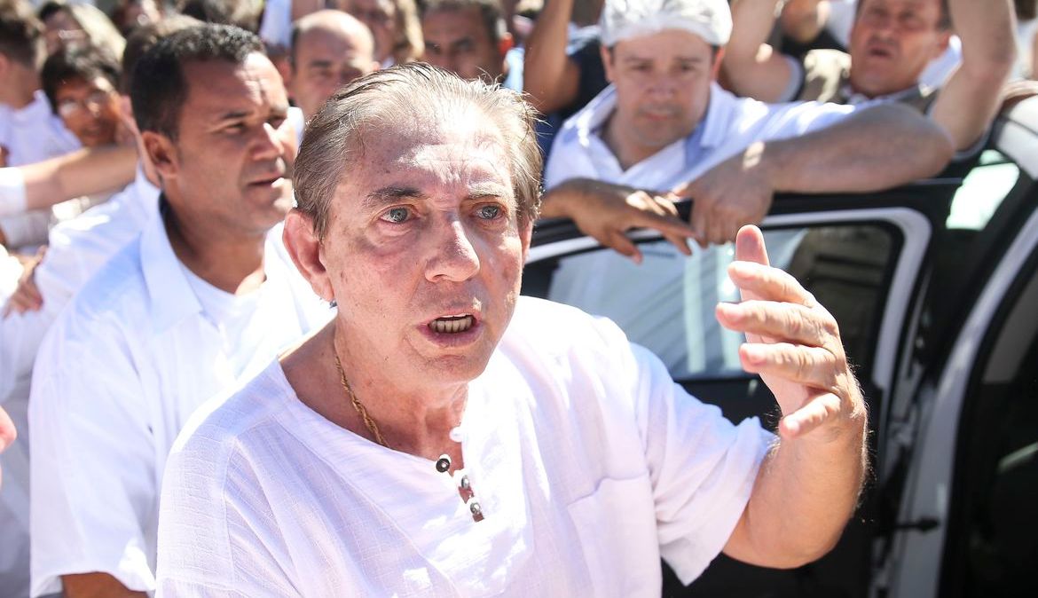 O líder religioso João de Deus sendo encaminhado para a prisão em Goiás (16.dez.2018)